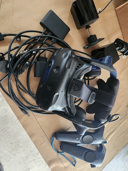 HTC Vive pro 2 VR-lasit ohjaimilla