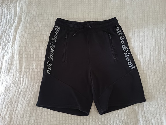 Mustat shortsit