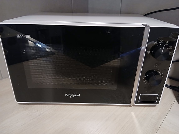 Myydään Whirlpool mikroaaltouuni valkoinen