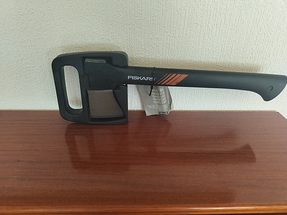 Fiskars kirves suojakotelolla