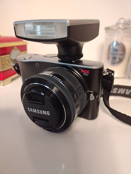 Samsung NX100 järjestelmäkamera