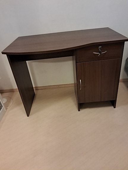 Työpöytä ruskea