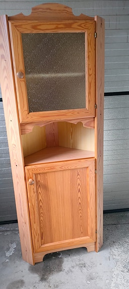 Puinen kulmakaappi