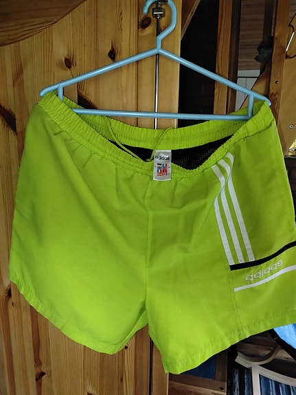 Adidas urheilu shortsit.