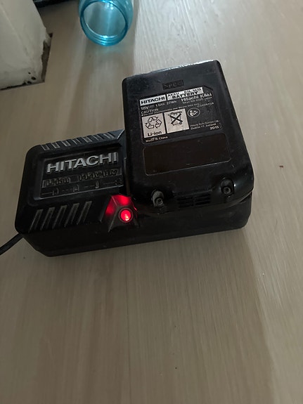 Hitachi akku ja laturi
