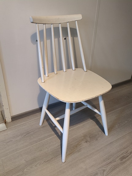 Valkoinen tuoli