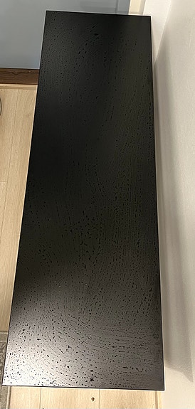 IKEA musta kenkäteline penkillä