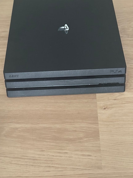 Myydään Ps4 Pro 1TB