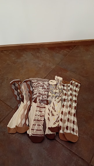 Naisten kuviolliset pitkävartiset sukat ruskea/beige