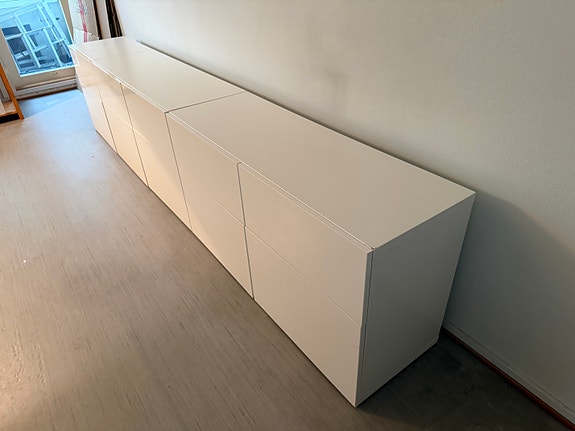 Kiiltävän valkoinen Ikea Bästå laatikosto / mediataso, 2 x 120 cm + 60 cm