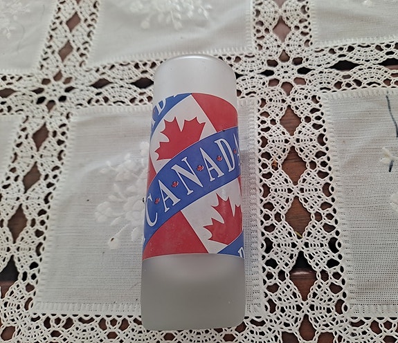 Canada juomalasi vaahteranlehtikuviolla