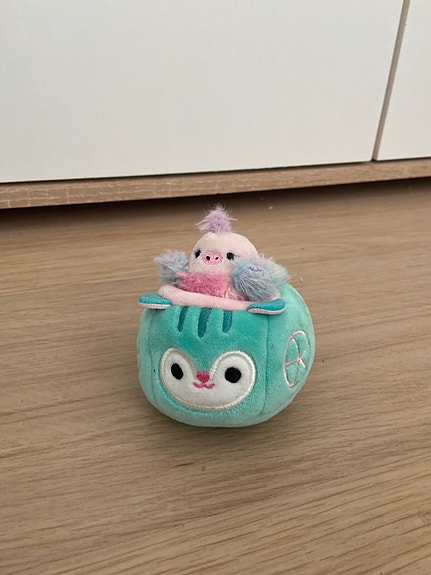 Squishmallows pehmolelu auto ja pieni hahmo
