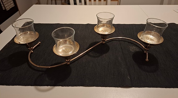 Hopeanvärinen PartyLite Hopeaköynnös -kynttiläsomiste.