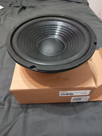 Basso-/subwoofer/keskiäänikaiutin 8"/8 ohm, 100/200W, lähes käyttämätön