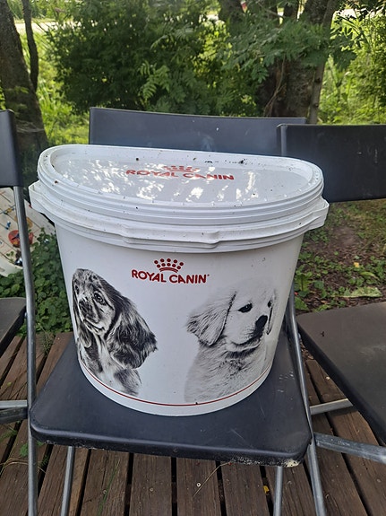 Royal Canin koiranruokasanko kannella