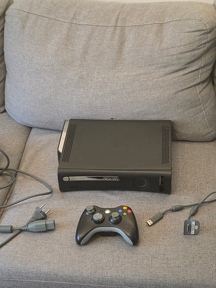 Xbox 360 konsoli + ohjain + virtalähde