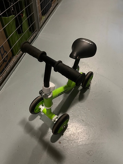 Lasten pyörä, väri vihreä ja musta