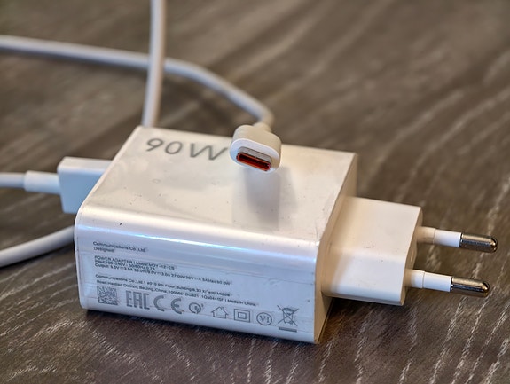 90W laturi ja johto