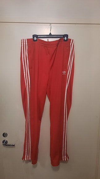 Adidaksen isoa kokoa  verkkarit