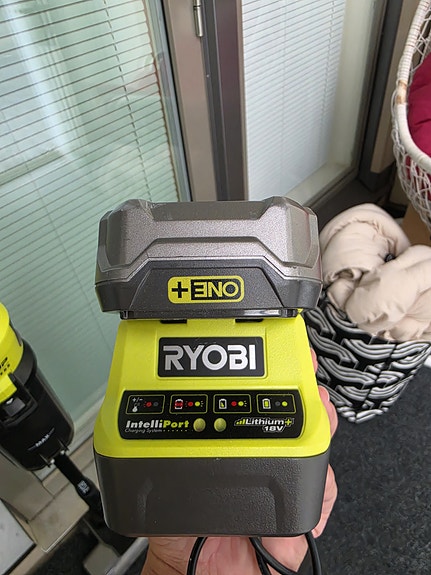 Ryobi ONE+ akku ja laturi