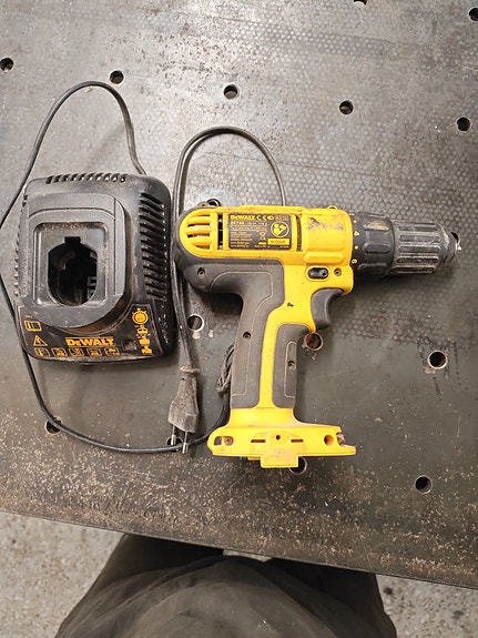 Dewalt 12V akkuporakone DC740 + laturi