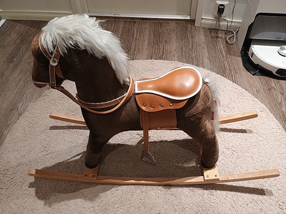 Vanha keinuhevonen ruskea
