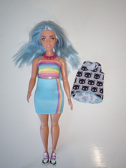 Barbie Fashionistas nukke #218 curvy ja minifashion lenkkarit