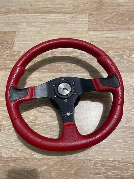 Luisi punainen ratti autoihin