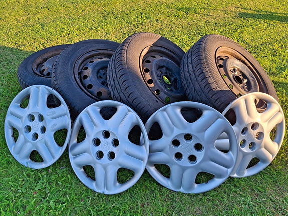 Toyotan alkuperäiset kapselit 15 tuumaa