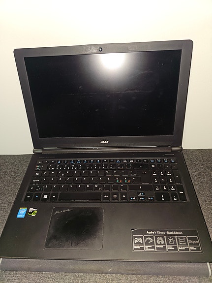 Acer kannettava pelitietokone 15,6" + 22" lisänäyttö