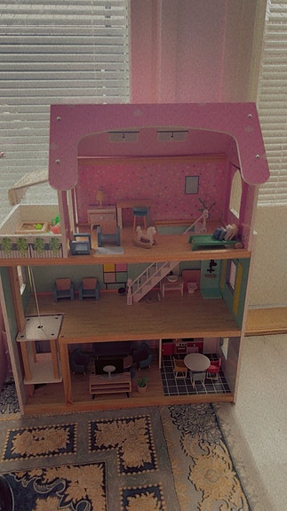 Little Room kalustettu nukkekoti hissillä