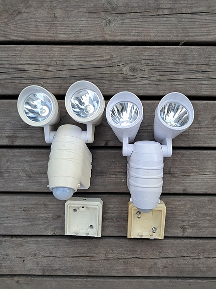 2 kpl paristokäyttöisiä Led-valoja liiketunnistimella