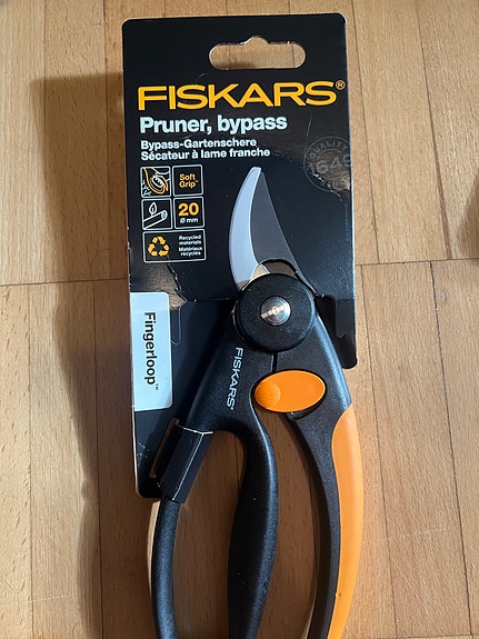 UUDET Fiskars Fingerloop -oksasakset sormilenkillä (Avaamaton paketti)
