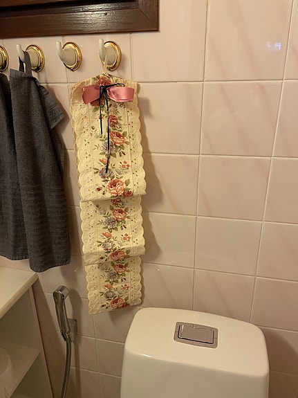 Kukkakuvioinen kangainen wc-paperirullateline