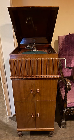 Upea 1910-1920 luvun Suomi Grammophon gramofonikaappi