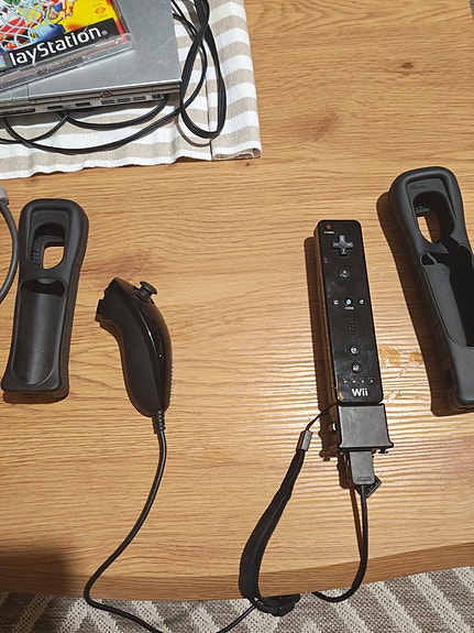 Nintendo Wii kaukosäädin ja nunchuk ohjaimet