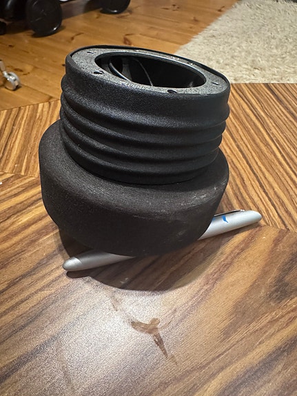 BMW E30 / E28 / E32 / E34 / E24 / Z1 Momo ratin keskiö.