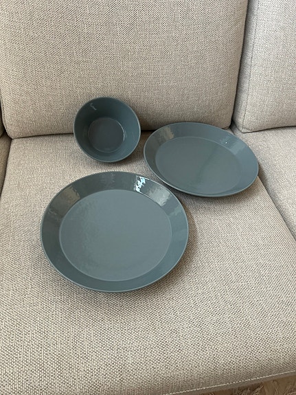 Iittala harmaat lautaset ja kulho