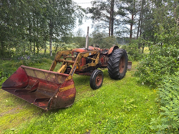 Nuffield 10/42 1965 traktori etukuormaajalla ja takalanalla