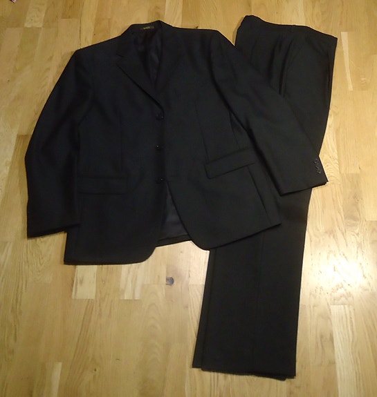 Miesten musta puku (koko 50-52)