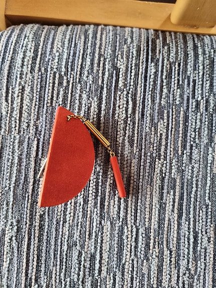 Aarikka rintaneula punainen
