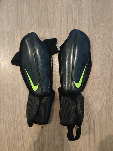 Nike säärisuojat mustat 140-150cm