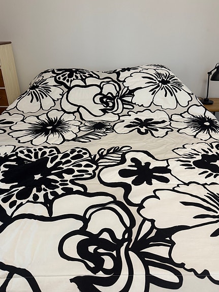 Marimekko kukkakuosinen päiväpeitto mustavalkoinen