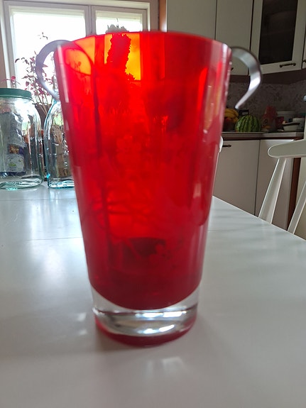 Pentik punainen lasimaljakko/tuikkumaljakko