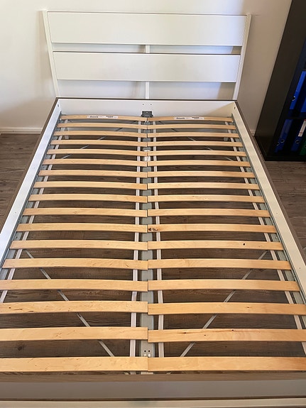 IKEA:n 140x200cm sänky sälepohjalla