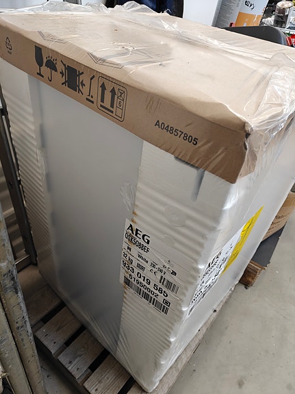 UUSI!!! AEG Jääkaappi OSK5O88EF (kalusteisiin sijoitettava)
