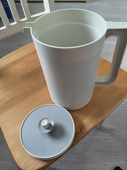 Tupperware valkoinen kannu kannella