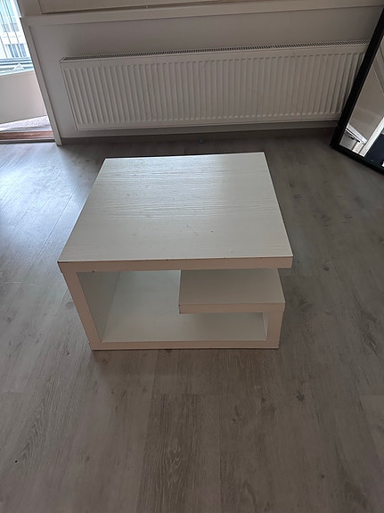 Valkonen olohuone pöytä