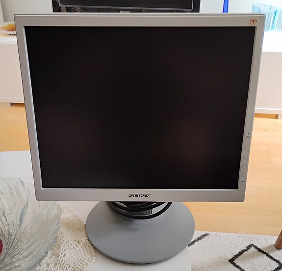 Sony  17" TFT LCD 1280x1024 -näyttö