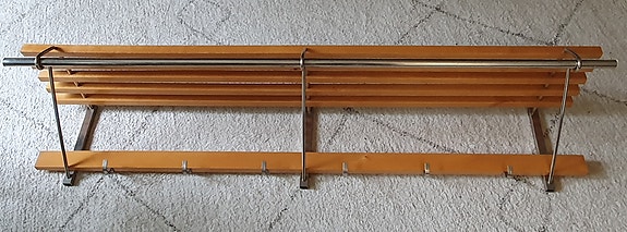 Hattuhylly + naulakko